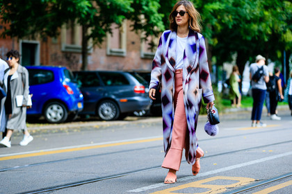 atmosphere details, black bag, eleonora carisi, fashion week, fendi, frenchystyle, full length, FW, geometric, graphic coat, horizontal, jonathan paciullo, leather bag, leather shoes, MFW, MILAN, mini bag, pink pants, pink shoes, printed coat, purple coat, purple fur, SPRING SUMMER 2017, SS 17, street style, sunglasses, trousers