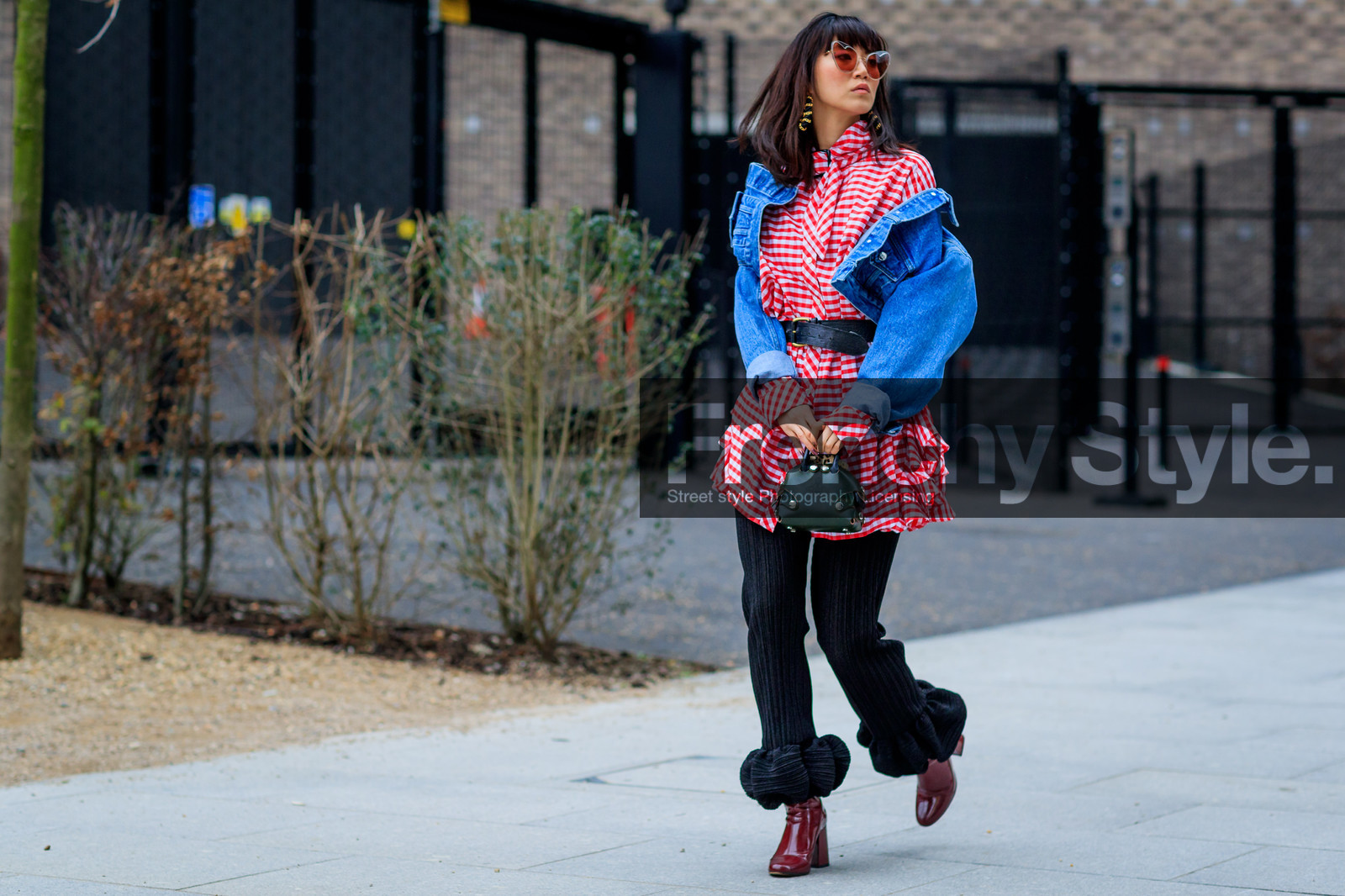 atmosphere details, AUTUMN WINTER 2017-2018, AW 17-18, black bag, black belt, black pants, blue denim, bordeaux, burgundy, checked shirt, denim jacket, FALL WINTER 2017-2018, fashion week, frenchystyle, full length, FW, FW 17-18, gingham, graphic shirt, green bag, high heels, horizontal, jonathan paciullo, leather bag, leather belt, leather shoes, LFW, LONDON, plaid, printed shirt, red boots, red shirt, ruffled shirt, street style, sunglasses, tods, trousers, varnished leather shoes