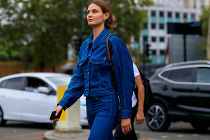 victoria sekrier, denim total look, denim jacket, blue jeans, blue jacket, fashion week, frenchystyle, FW, jonathan paciullo, street style, atmosphere details, horizontal, detail