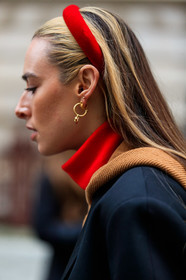 black jacket, blazer, camel sweater, earrings, flora macdonald johnston, headband, hoodie, red sweater, turtleneck sweater, street style, jonathan paciullo, FW, frenchystyle, fashion week, LFW, LONDON, AUTUMN WINTER 2019-2020, AW 19-20, FW 19-20, FALL WINTER 2019-2020, vertical, atmosphere details, detail