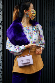 fur scarf, purple scarf, purple shirt, lilac shirt, lilac leather bag, floral printed shirt, camel leather belt, camel leather skirt, big belt, mini skirt, strassed earrings, dangling earrings, crossbody bag, dior bag, covid face mask, PARIS, PFW, fashion week, frenchystyle, FW, jonathan paciullo, street style, SPRING SUMMER 2021, SS 21, vertical, atmosphere details, detail