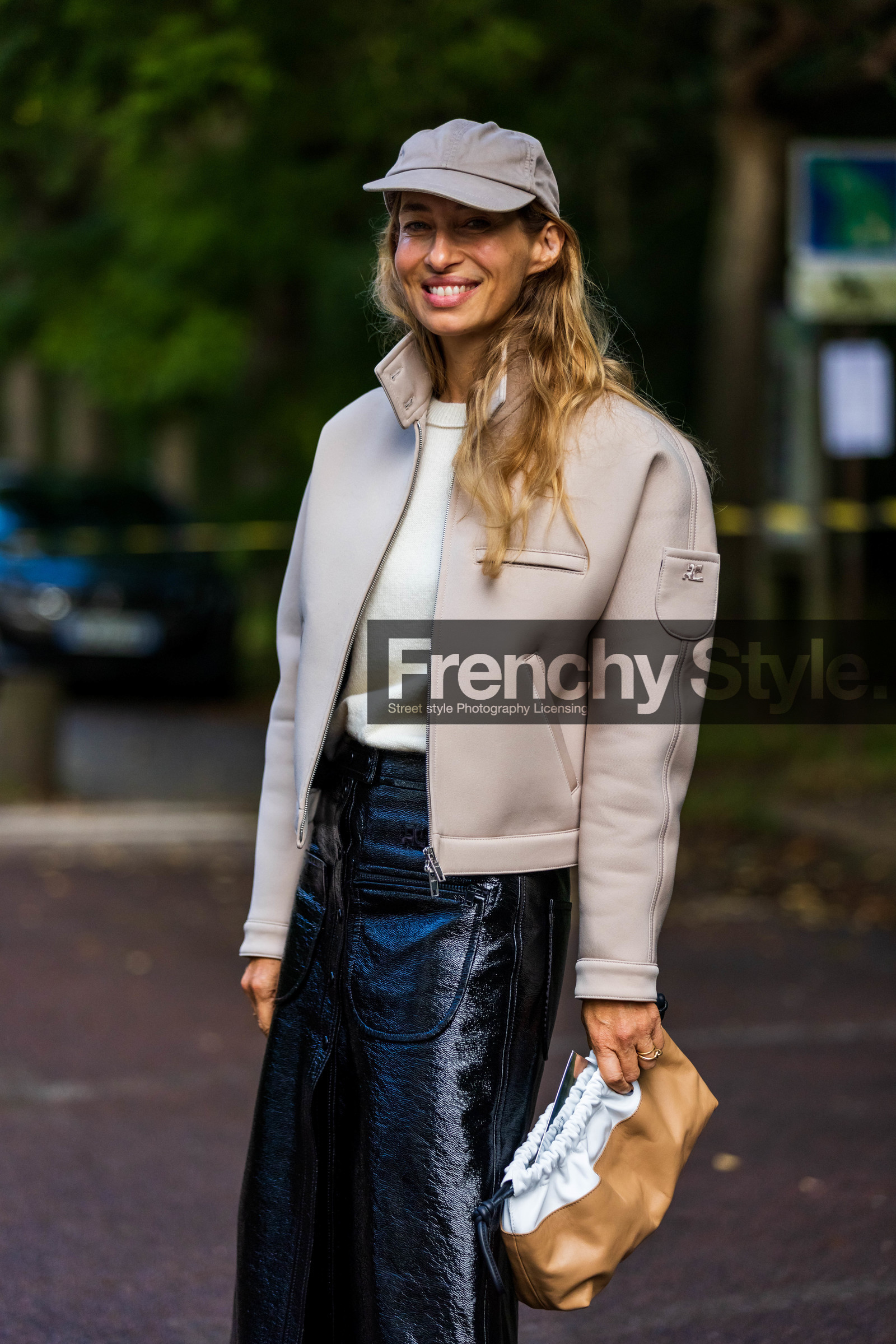 Alexandra Golovanoff, bicolor bag, bicolor pouch, black skirt, black socks, camel pouch, cap, courreges jacket, grey cap, grey jacket, jacket, leather pouch, leather skirt, long skirt, patent skirt, pouch, skirt, white jumper, white knitwear, white pouch, street style, jonathan paciullo, FW, frenchystyle, fashion week, PFW, PARIS, SPRING SUMMER 2022, SS 22, vertical, atmosphere details