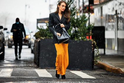 black handbag, leather handbag, pleated orange skirt, orange long skirt, black boots, black blazer, olivia perez, fashion week, frenchystyle, FW, jonathan paciullo, street style, NYFW, NEW YORK, AUTUMN WINTER 2022-2023, FALL WINTER 2022_2023, FW 22-23, atmosphere details, horizontal, full length