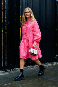 jessie bush, pink dress, loose dress, ruffle dress, balloon sleeves, long sleeves dress, mid long dress, black boots, chelsea boots, big sole boots, black polish boots, hand bag, white leather bag, beige leather bag, golden buckle bag, big buckle bag, fashion week, frenchystyle, FW, jonathan paciullo, street style, vertical, full length