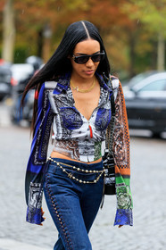 aleali may, chanel bag, chanel belt, chanel sunglasses, jean paul gaultier shirt, multicolor shirt, cachemrere printed shirt, zipped shirt, low necked shirt, blue jeans, laced jeans, chain belt, golden chain belt, pearl belt, 90's look, PARIS, PFW, SPRING SUMMER 2020, SS 20, fashion week, frenchystyle, FW, jonathan paciullo, street style, vertical, atmosphere details, detail