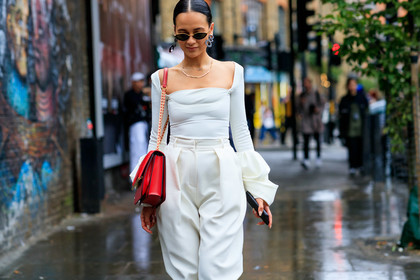 anna rosa vitiello, white total look, white top, white pants, white leather boots, long sleeves top, tight top, carrot pants, high waist pants, loose pants, high boots, red leather bag, chain strap bag, shoulder bag, metalic frame sunglasses, plastic earrings, black earrings, dangling earrings, fashion week, frenchystyle, FW, jonathan paciullo, street style, atmosphere details, horizontal, detail