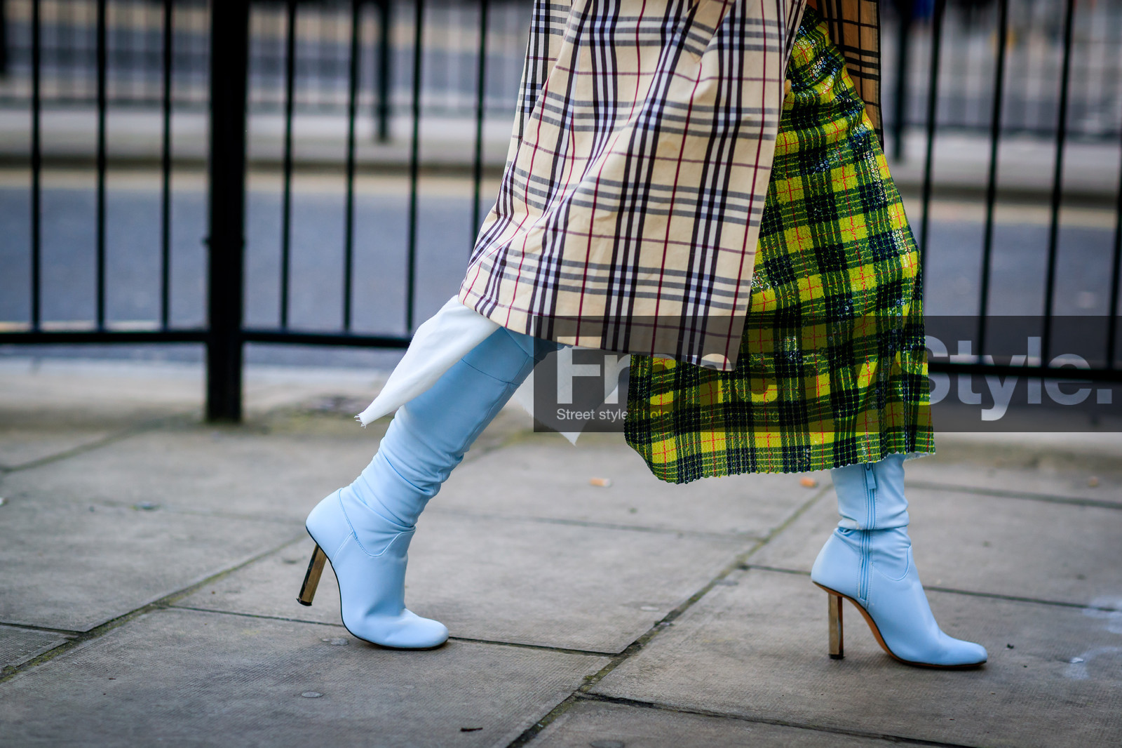 beige coat, blue boots, burberry, checked, graphic dress, graphic jacket, high boots, high heels, leather shoes, plaid, printed dress, printed jacket, trench coat, vêtements, yellow dress, fashion week, frenchystyle, FW, jonathan paciullo, street style, LFW, LONDON, AUTUMN WINTER 2018-2019, AW 18-19, FALL WINTER 2018-2019, FW 18-19, horizontal, atmosphere details, detail
