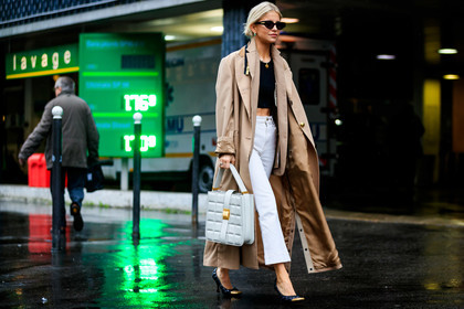 caro daur, beige trench coat, beige jacket, layered jacket, black sunglasses, butterfly sunglasses, bottega veneta sunglasses, white jeans, white leather bag, denim, cropped jeans, black leather shoes, quilted bag, quilted shoes, hand bag, square shape bag, golden shoes, high heels shoes, bottega veneta shoes, black top, cropped top, fashion week, frenchystyle, FW, jonathan paciullo, street style, PFW, PARIS, horizontal, atmosphere details, full length
