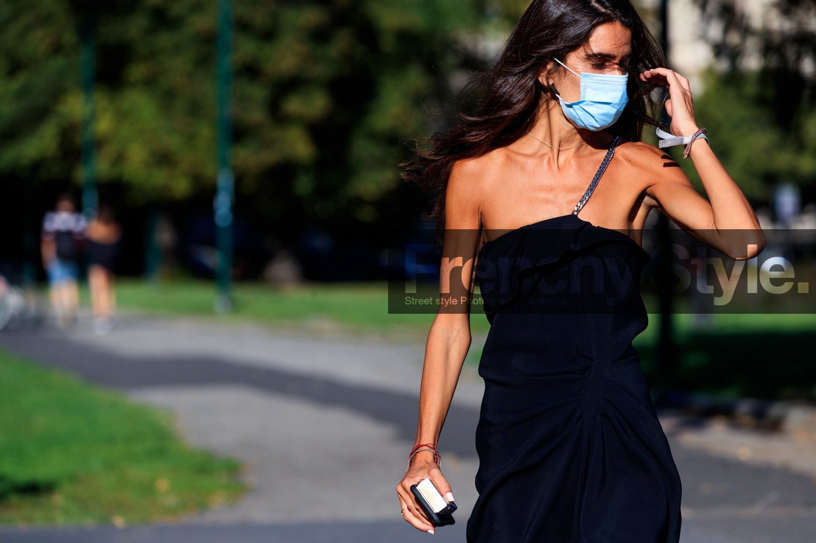black dress, silk dress, sleeveless dress, strapless dress, asymetrical dress, chain strap dress, drape dress, ruffle dress, covid face mask, chiara totire, fashion week, frenchystyle, FW, jonathan paciullo, street style, MFW, MILAN, SPRING SUMMER 2021, SS 21, horizontal, atmosphere details, detail