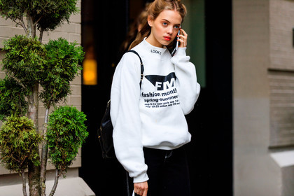 black pants, iphone, model, printed sweater, red lips, white sweater, street style, jonathan paciullo, FW, frenchystyle, fashion week, NYFW, NEW YORK, SPRING SUMMER 2019, SS 19, atmosphere details, horizontal, detail