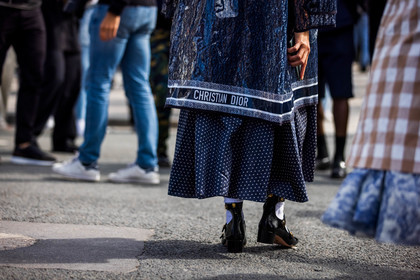 babies, back detail, black babies, dio raincoat, dior look, dior print, dots, dots skirt, logo print, long skirt, navy skirt, patent babies, patent sandals, printed skirt, raincoat, skirt, sock, transparent raincoat, white sock, street style, jonathan paciullo, FW, frenchystyle, fashion week, PFW, PARIS, SPRING SUMMER 2022, SS 22, horizontal, atmosphere details