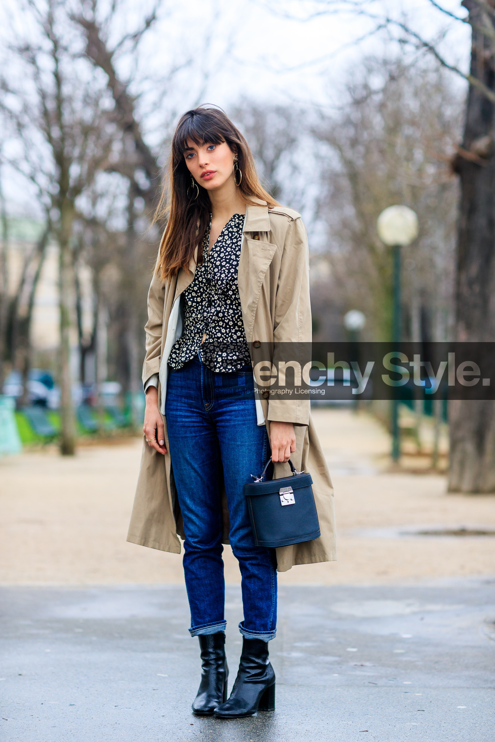 AUTUMN WINTER 2017-2018, AW 17-18, beige coat, black bag, black shoes, blue denim, denim pants, FALL WINTER 2017-2018, fashion week, frenchystyle, full length, FW, FW 17-18, graphic shirt, high heels, jeans, jonathan paciullo, leather bag, leather shoes, louise follain, model, PARIS, PFW, printed shirt, street style, trench coat, trousers, vertical