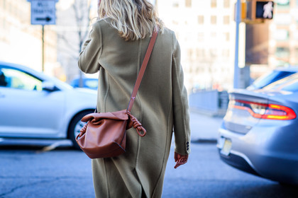 beige coat, brown bag, leather bag, loewe, fashion week, frenchystyle, FW, jonathan paciullo, street style, NYFW, NEW YORK, AUTUMN WINTER 2018-2019, AW 18-19, FALL WINTER 2018-2019, FW 18-19, atmosphere details, horizontal, detail