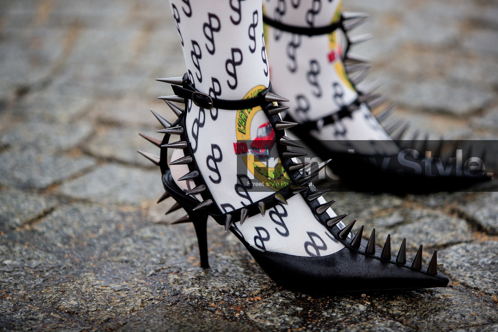 logo printed socks, white socks, monogrammed socks, black leather shoes, black leather pumps, mary jane shoes, studs shoes, sharp end shoes, kitten heels shoes, printed socks, close up detail, shoes detail, metalic shoes, punk style, punk shoes, fashion week, frenchystyle, FW, jonathan paciullo, street style, PFW, PARIS, SPRING SUMMER 2021, SS 21, horizontal, atmosphere details, detail