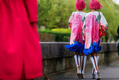 Ami and Aya Suzuki, back details, valentino bag, valentino dress, pink hair, pink dress, pink leather bag, light green dress, blue dress, feather details, feather dress, long sleeves dress, mini dress, floral printed dress, white leather boots, high boots, high heels boots, fendi boots, polish boots, PARIS, PFW, SPRING SUMMER 2020, SS 20, fashion week, frenchystyle, FW, jonathan paciullo, street style, horizontal, atmosphere details, full length