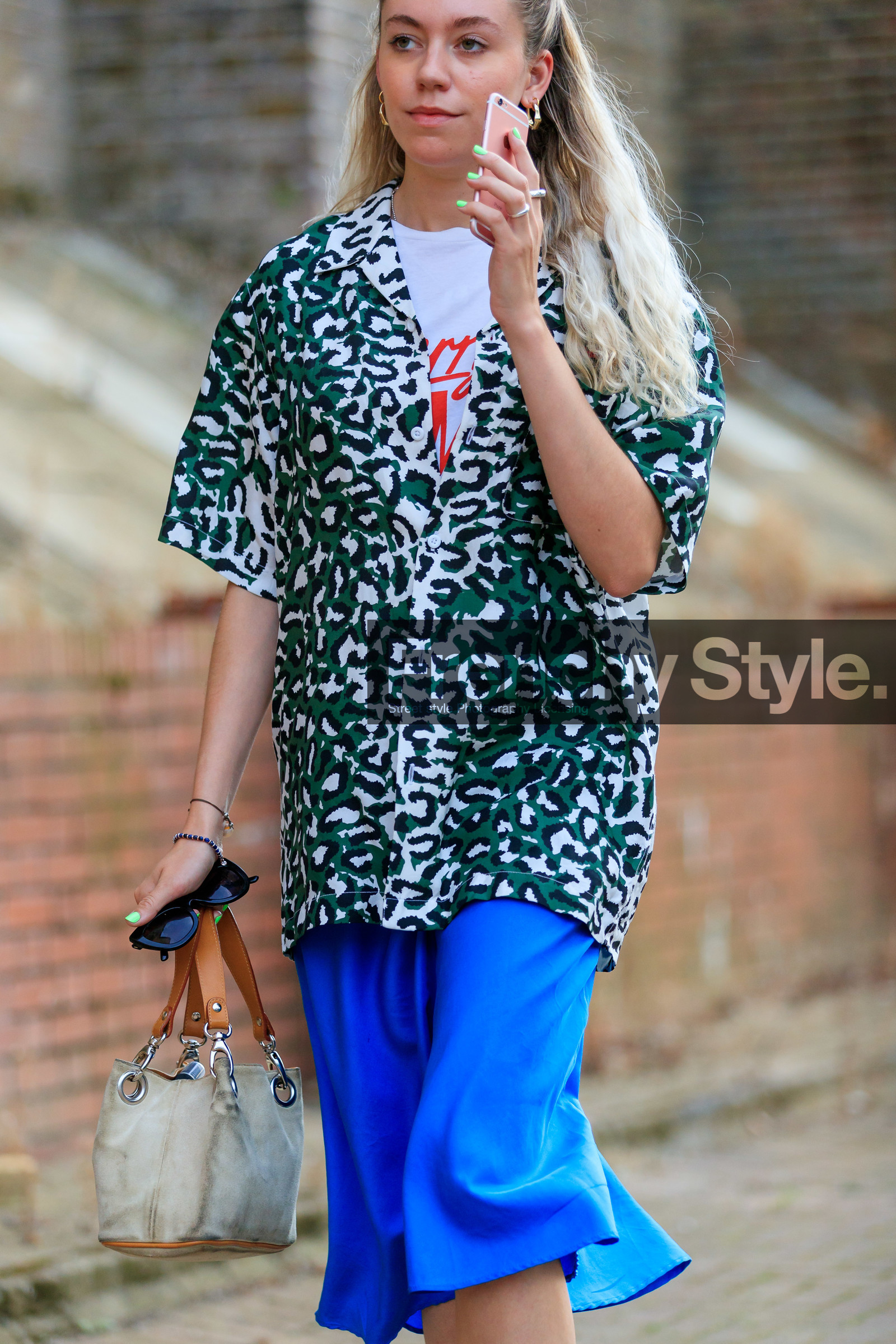 short sleeves shirt, animal print shirt, kaki shirt, black shirt, oversize shirt, blue skirt, silk skirt, silk shirt, mid long skirt, light green nails, iphone, nails details, white bag, bicolor bag, hand bag, flat sandals, fashion week, frenchystyle, FW, jonathan paciullo, street style, vertical, detail, atmosphere details