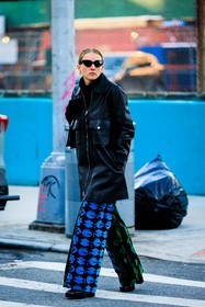 details, full black look, black pants, white striped pants, black sunglasses, printed pants, blue print pants, blue and green pants, black boots, leather boots, leather winter jacket, pocket jacket, black jacket, golden loops, fashion week, frenchystyle, FW, jonathan paciullo, street style, NYFW, NEW YORK, AUTUMN WINTER 2022-2023, FALL WINTER 2022_2023, FW 22-23, vertical, full length