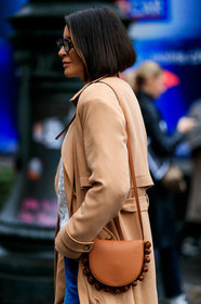 beige trench coat, camel leather bag, shoulder bag, round shape bag, close up detail, bag detail, loewe bag, fashion week, frenchystyle, FW, jonathan paciullo, street style, PFW, PARIS, vertical, atmosphere details, detail
