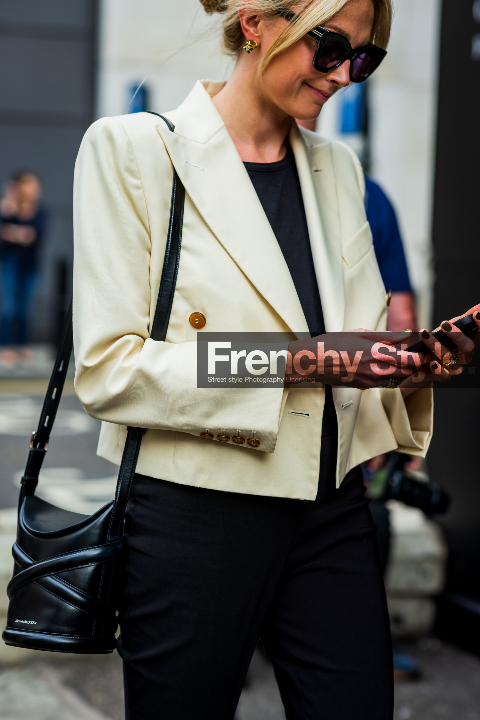 jane macfarland, alexander mcqueen, bucket bag, handbag, cropped blazer, blazer, white, black, glasses, fashion week, frenchystyle, FW, jonathan paciullo, street style, SS 22, SPRING SUMMER 2022, LFW, LONDON, vertical, atmosphere details, detail