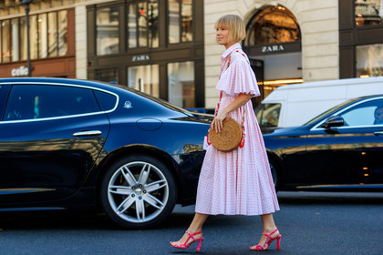 beige bag, graphic dress, high heels, leather bag, leather shoes, pink dress, pink shoes, pleated dress, pleats, printed dress, fashion week, frenchystyle, FW, jonathan paciullo, street style, PFW, PARIS, atmosphere details, horizontal, full length, AUTUMN WINTER 2018-2019, FALL WINTER 2018-2019, FW 18-19, lisa aiken