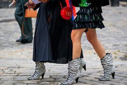 julia gall, legs detail, shoes detail, fur boots, white boots, black boots, kitten heels boots, cowboy boots, red leather bag, valentino bag, round shape bag, black skirt, pleated skirt, long skirt, ruffle dress, mini dress, green dress, floral printed dress, fashion week, frenchystyle, FW, jonathan paciullo, street style, PFW, PARIS, SPRING SUMMER 2020, SS 20, horizontal, atmosphere details, detail
