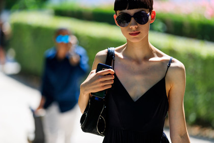 black bag, black top, iphone, leather bag, sunglasses, fashion week, frenchystyle, FW, jonathan paciullo, street style, PFW, PARIS, horizontal, atmosphere details, detail, model, AUTUMN WINTER 2018-2019, FALL WINTER 2018-2019, FW 18-19