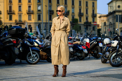 beige dress, bracelet, brown boot, caro daur, earrings, high boots, high heels, leather shoes, red lips, sunglasses, fashion week, frenchystyle, FW, jonathan paciullo, street style, MFW, MILAN, SPRING SUMMER 2019, SS 19, atmosphere details, horizontal, full length