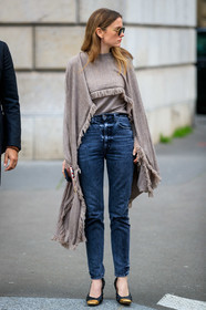 light brown pullover, light brown, cape, fringe coat, fringe cape, black jeans, tight jeans, denim, black leather shoes, golden shoes, quilted shoes, bottega veneta shoes, fashion week, frenchystyle, FW, jonathan paciullo, street style, PFW, PARIS, vertical, full length