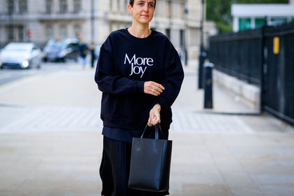 black bag, black skirt, black sweater, leather bag, sarah lerfel, tone on tone, total look black, fashion week, frenchystyle, FW, jonathan paciullo, street style, LFW, LONDON, SPRING SUMMER 2019, SS 19, atmosphere details, horizontal, detail