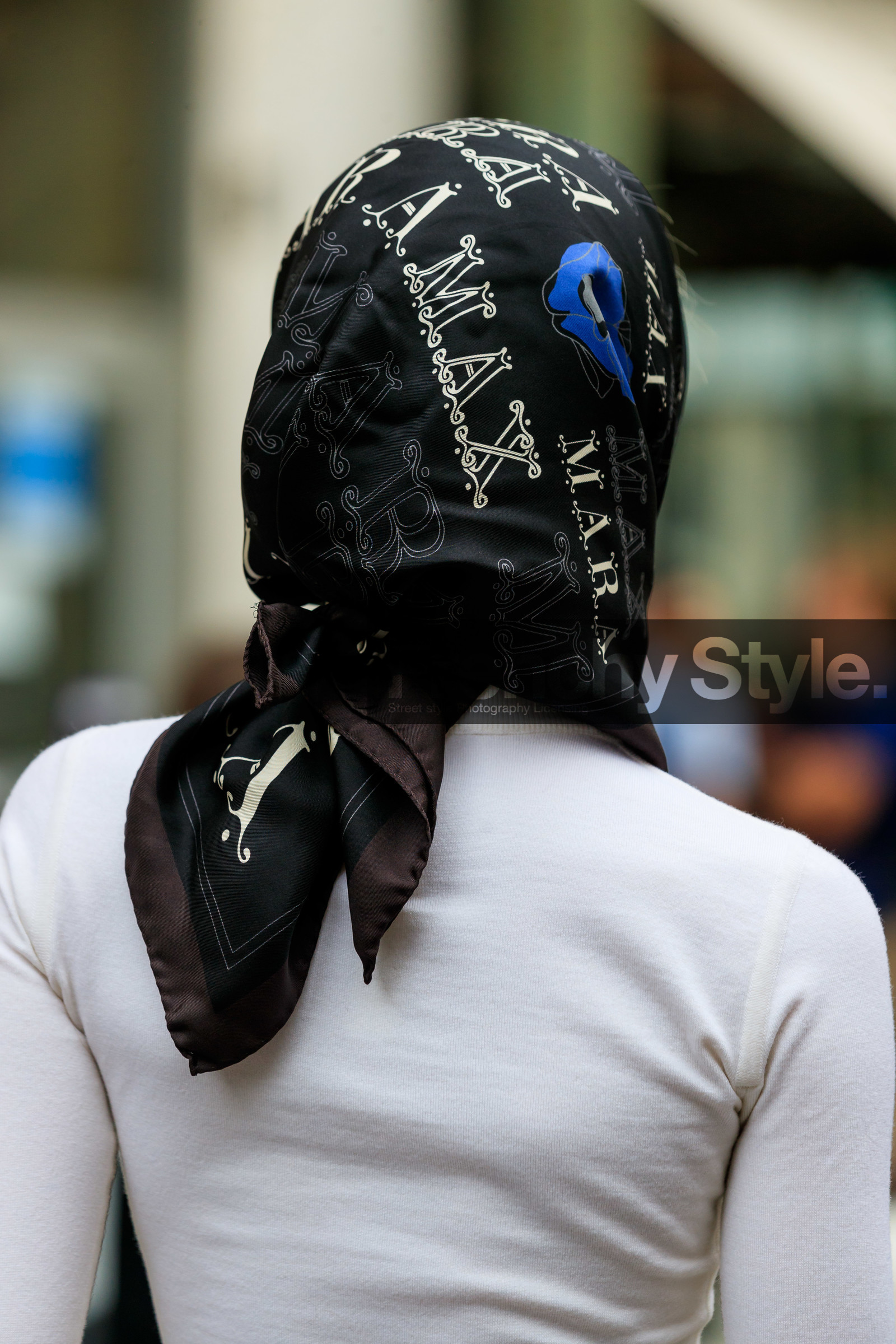 caro daur, max mara scarf, black scarf, silk scarf, scarf, hair details, hair scarf, close up detail, back details, fashion week, frenchystyle, FW, jonathan paciullo, street style, MFW, MILAN, SPRING SUMMER 2020, SS 20