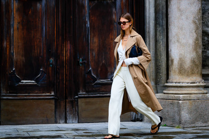beige trench coat, camel trenchcoat, white top, white pants, knit pants, knitwear, laced top, asymmetrical top, cropped top, scale sunglasses, bottega veneta sunglasses, black sandals, flat sandals, flip flop shoes, silvered necklace, multi necklace, jacqueline zelwis, street style, jonathan paciullo, FW, frenchystyle, fashion week, MFW, MILAN, SPRING SUMMER 2021, SS 21, horizontal, atmosphere details, full length