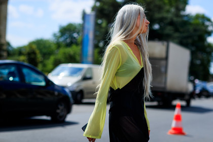 black dress, graphic dress, printed dress, yellow, fashion week, frenchystyle, FW, jonathan paciullo, street style, PFW, PARIS, horizontal, atmosphere details, detail, AUTUMN WINTER 2018-2019, FALL WINTER 2018-2019, FW 18-19, sarah harris
