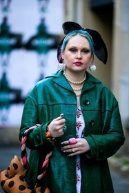 green trench, short trench, leather jacket, buttoned trench, green bow, hair bow, velvet bow, printed midi dress, white dress, flower dress, pearl necklace, pink lips, tooth earrings, big earrgins, cat bag, animal handbag, pink ring, multiple rings, nails, kristen bateman, fashion week, frenchystyle, FW, jonathan paciullo, street style, AUTUMN WINTER 2022-2023, FALL WINTER 2022_2023, FW 22-23, PFW, PARIS, vertical, detail