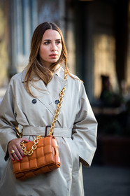 light beige trench coat, orange leather bag, big chain strap bag, golden chain strap bag, crossbody bag, plaited bag, bottega veneta bag, quilted bag, belted trench coat, street style, jonathan paciullo, FW, frenchystyle, fashion week, MFW, MILAN, SPRING SUMMER 2021, SS 21, vertical, detail