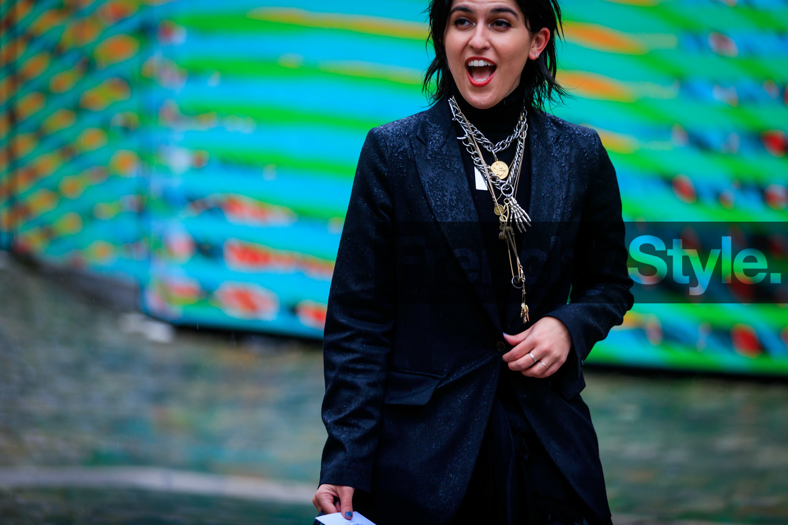 black jacket, multi necklace, silvered necklace, golden necklace, long necklace, big chain necklace, charms necklace, close up detail, necklace details, fashion week, frenchystyle, FW, jonathan paciullo, street style, PFW, PARIS, horizontal, atmosphere details, detail