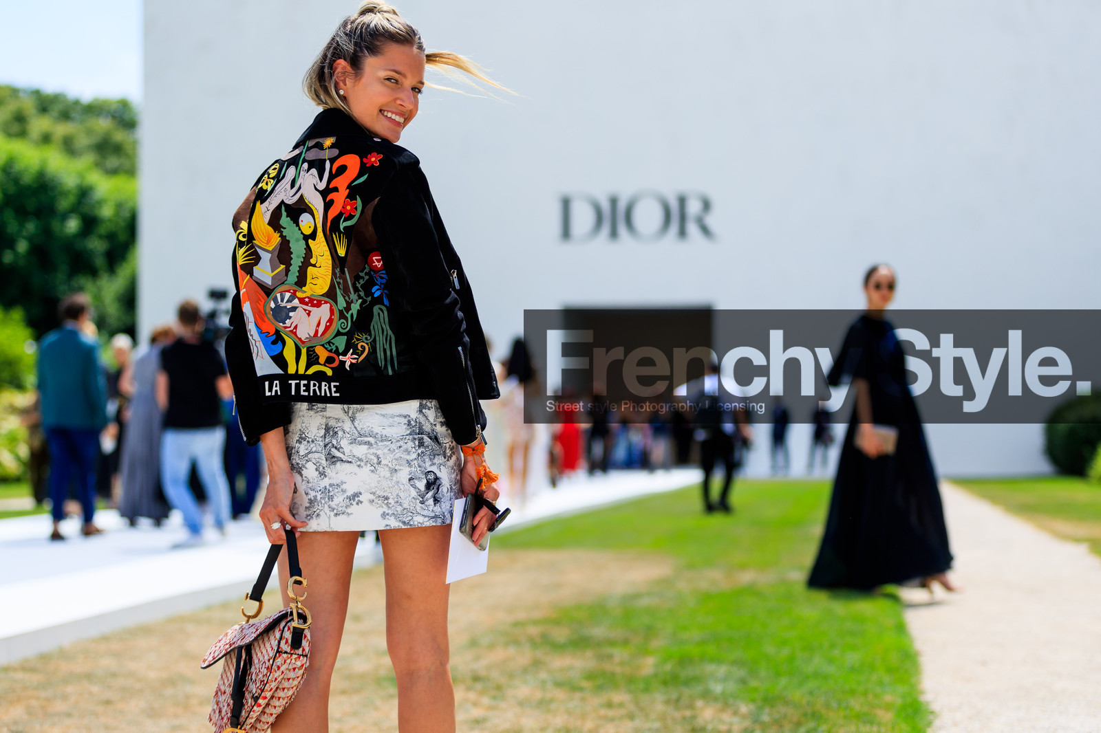 christian dior, embroideries, graphic bag, graphic skirt, leather bag, multicolor jacket, printed bag, printed skirt, silver skirt, fashion week, frenchystyle, FW, jonathan paciullo, street style, PFW, PARIS, horizontal, atmosphere details, detail, AUTUMN WINTER 2018-2019, FALL WINTER 2018-2019, FW 18-19, helena bordon