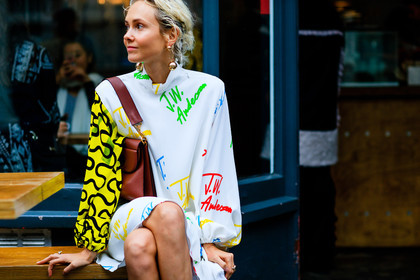 atmosphere details, brown bag, detail, drawings, earrings, fashion week, frenchystyle, FW, golden jewelry, horizontal, jonathan paciullo, jw anderson, leather bag, LFW, LONDON, multicolor dress, multicolor shirt, olga karput, printed dress, printed shirt, red, shirt dress, SPRING SUMMER 2017, SS 17, street style, turquoise, white, white shirt, woman, yellow