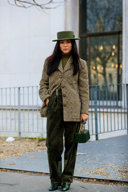 yoyo cao, kaki hat, kaki jacket, kaki pants, kaki pullover, kaki total look, green leather bag, green leather boots, checked jacket, chanel jacket, velvet pants, corduroy pants, carrot pants, high waist pants, turtleneck pullover, loose pants, animal skin bag, animal skin boots, golden chain strap bag, golden buckle shoes, fashion week, frenchystyle, FW, jonathan paciullo, street style, PFW, PARIS, vertical, full length