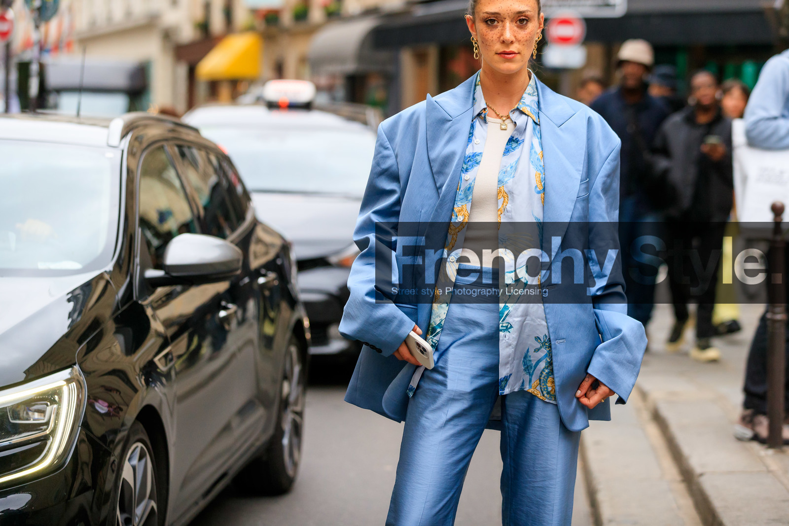 blue jacket, oversize jacket, satin jacket, light blue shirt, satin shirt, printed shirt, satin suits, freckles, golden necklace, golden earrings, chain earrings, chain necklace, dangling earrings, bonanza jewels, stone necklace, strassed necklace, maeva marshall, fashion week, frenchystyle, FW, jonathan paciullo, street style, PFW, PARIS, SPRING SUMMER 2022, SS 22, horizontal, atmosphere details, detail