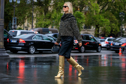 linda tol, golden boots, animal skin boots, high boots, high heels boots, black bermuda shorts, black leather bag, cartier bag, hand bag, chanel boots, tweed pullover, lurex pullover, golden pullover, black pullover, turtleneck pullover, PARIS, PFW, SPRING SUMMER 2020, SS 20, fashion week, frenchystyle, FW, jonathan paciullo, street style, horizontal, atmosphere details, full length