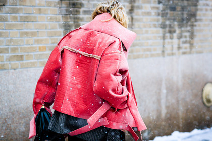 atmosphere details, AUTUMN WINTER 2017-2018, AW 17-18, black bag, detail, FALL WINTER 2017-2018, fashion week, frenchystyle, FW, FW 17-18, horizontal, jonathan paciullo, leather bag, NEW YORK, NYFW, oversize, pink coat, street style