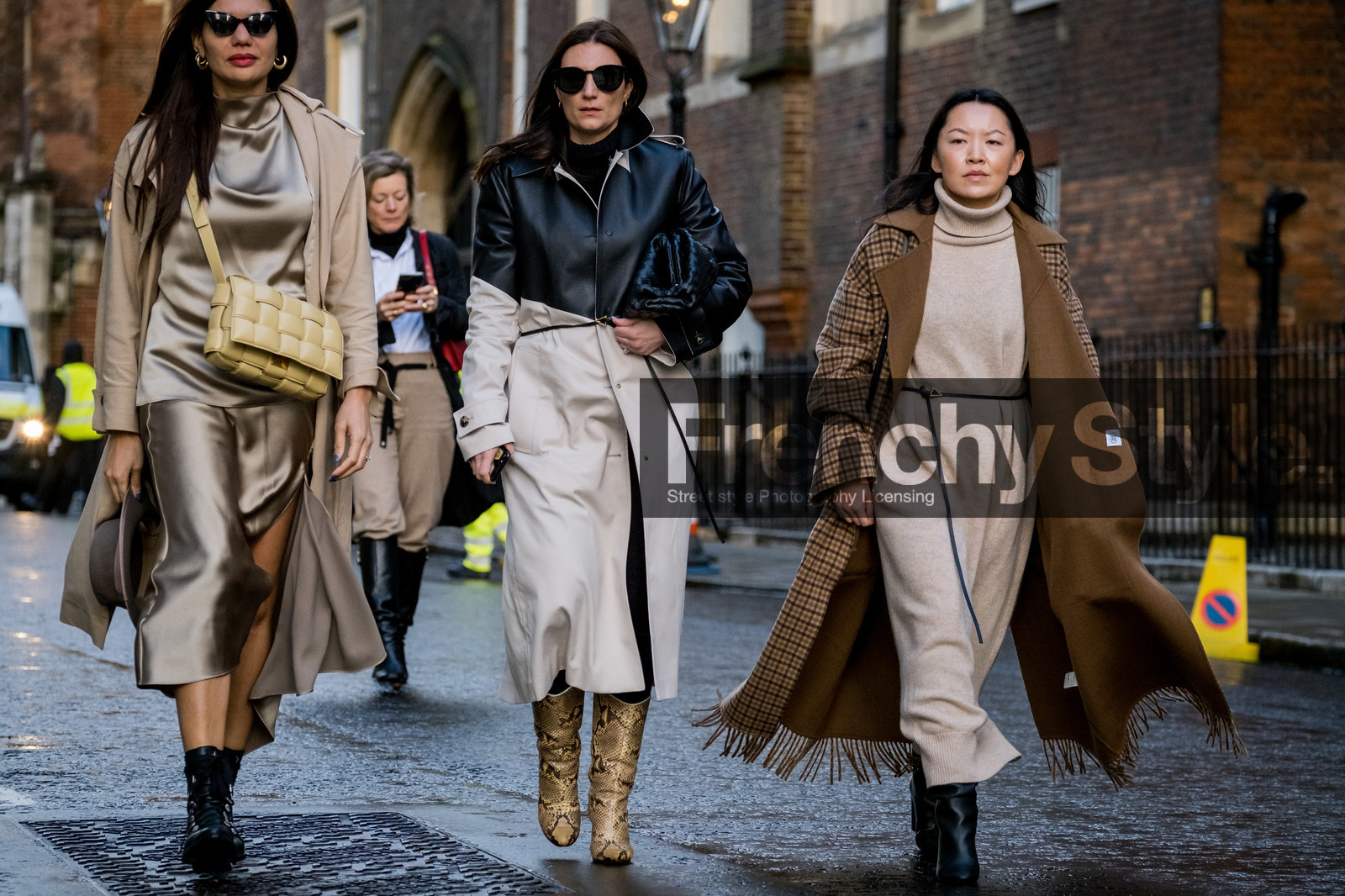camel coat, checked coat, fringe coat, long dress, long skirt, knitwear, knit dress, satin blouse, satin skirt, high collar blouse, crossbody bag, belted dress, black leather belt, black leather trench coat, beige trench coat, bicolor trench coat, plaited bag, plaited leather bag, light yellow leather bag, bottega veneta bag, turtleneck dress, bottega veneta belt, beige dress, beige coat, kaki blouse, kaki skirt, plaited clutch, black leather clutch, animal skin boots, yellow leather boots, belted trench coat, low boots, fashion week, frenchystyle, FW, jonathan paciullo, street style, LFW, LONDON, AUTUMN WINTER 2020-2021, FALL WINTER 2020-2021, FW 20-21, horizontal, atmosphere details, full length