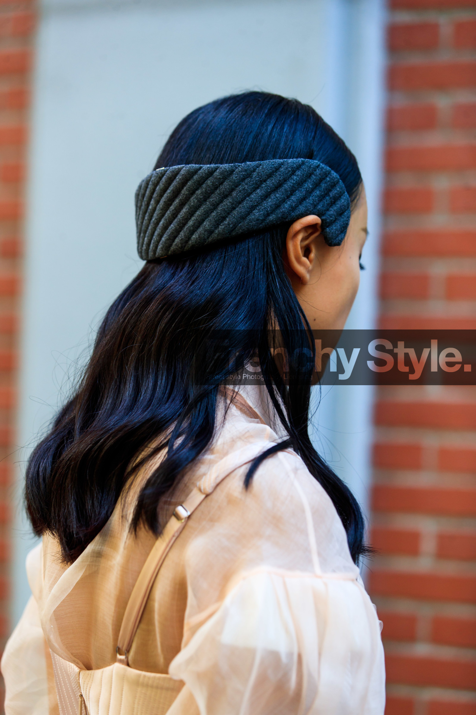 hair details, make up details, black eyeliner, headband, close up detail, fashion week, frenchystyle, FW, jonathan paciullo, street style, MFW, MILAN, SPRING SUMMER 2021, SS 21, vertical, detail