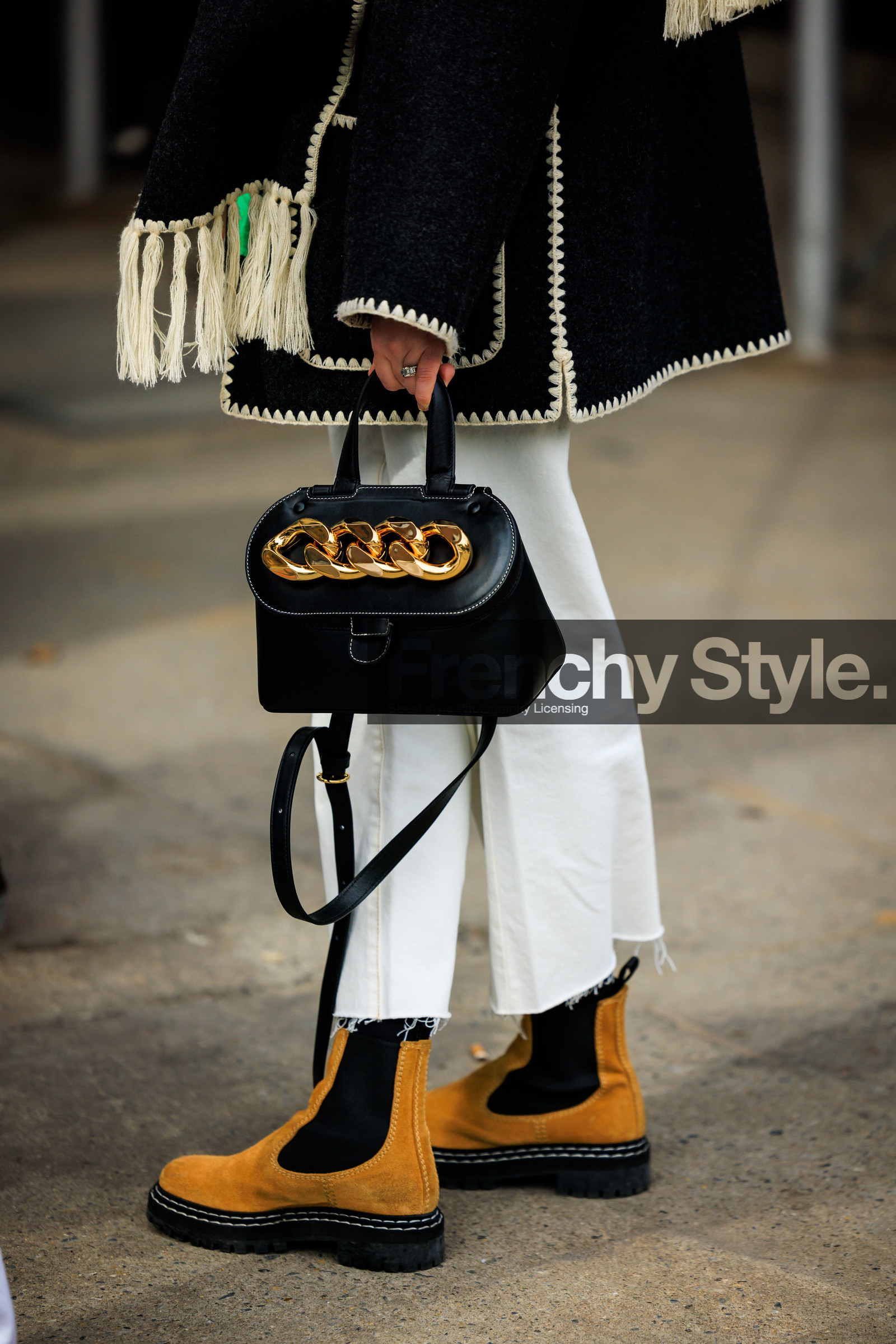 black and white wool scarf, white straigh cut pants, suede camel bottine, jw anderson black chain bag, fashion week, frenchystyle, FW, jonathan paciullo, street style, NYFW, NEW YORK, AUTUMN WINTER 2022-2023, FALL WINTER 2022_2023, FW 22-23, vertical, atmosphere details