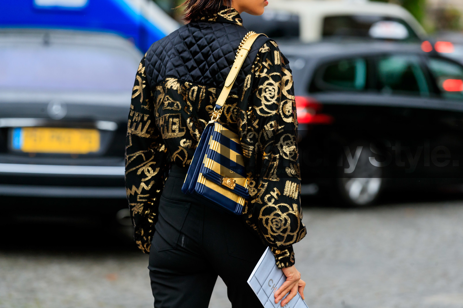 back details, black jacket, black jeans, quilted jacket, golden jacket, monogrammed jacket, embroidered jacket, golden bag, striped bag, navy blue leather bag, shoulder bag, PARIS, PFW, SPRING SUMMER 2020, SS 20, fashion week, frenchystyle, FW, jonathan paciullo, street style, horizontal, atmosphere details, detail