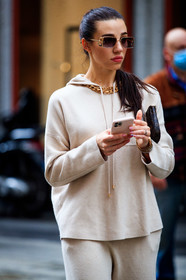 light beige sweatshirt, hoodie, knitwear, knit hoodie, metalic frame sunglasses, balenciaga sunglasses, golden necklace, big chain necklace, street style, jonathan paciullo, FW, frenchystyle, fashion week, MFW, MILAN, SPRING SUMMER 2021, SS 21, vertical, detail