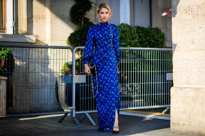 black bag, black shoes, blue dress, cartier, clou bracelet, earrings, graphic dress, leather bag, printed dress, sunglasses, fashion week, frenchystyle, FW, jonathan paciullo, street style, PFW, PARIS, atmosphere details, horizontal, full length, AUTUMN WINTER 2018-2019, FALL WINTER 2018-2019, FW 18-19, caro daur