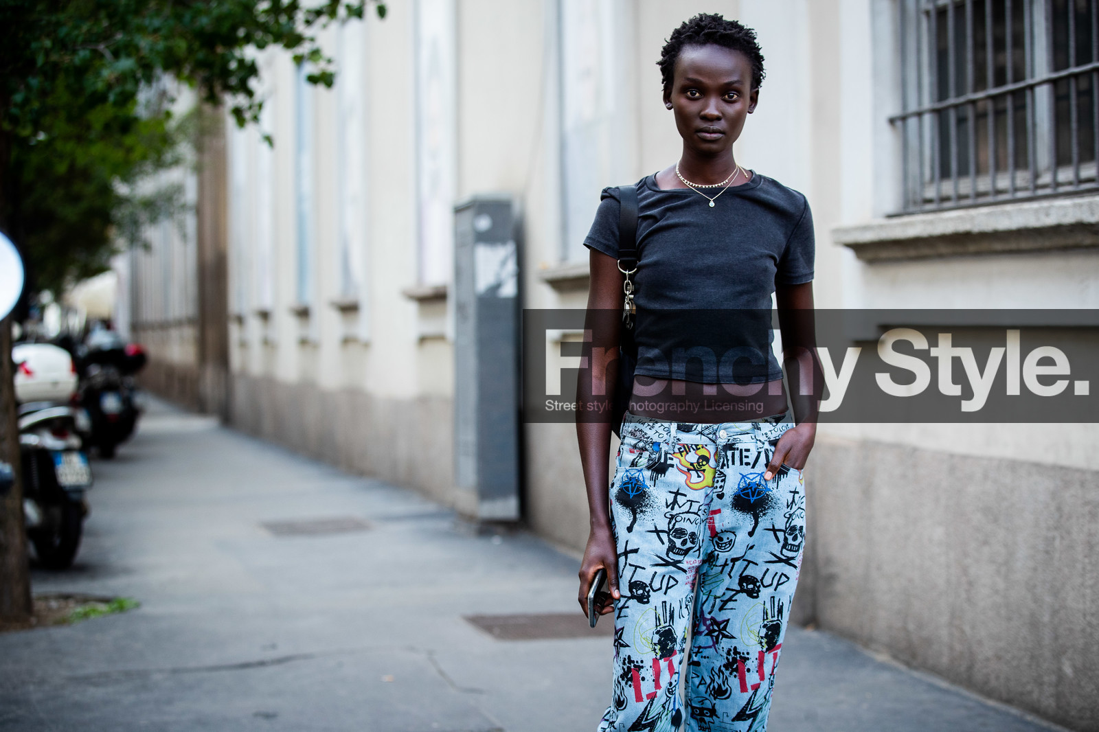 dark grey t-shirt, light blue jeans, printed jeans, graffiti jeans, graffiti denim, cropped top, flare jeans, street style, jonathan paciullo, FW, frenchystyle, fashion week, MFW, MILAN, SPRING SUMMER 2021, SS 21, horizontal, atmosphere details, detail, model