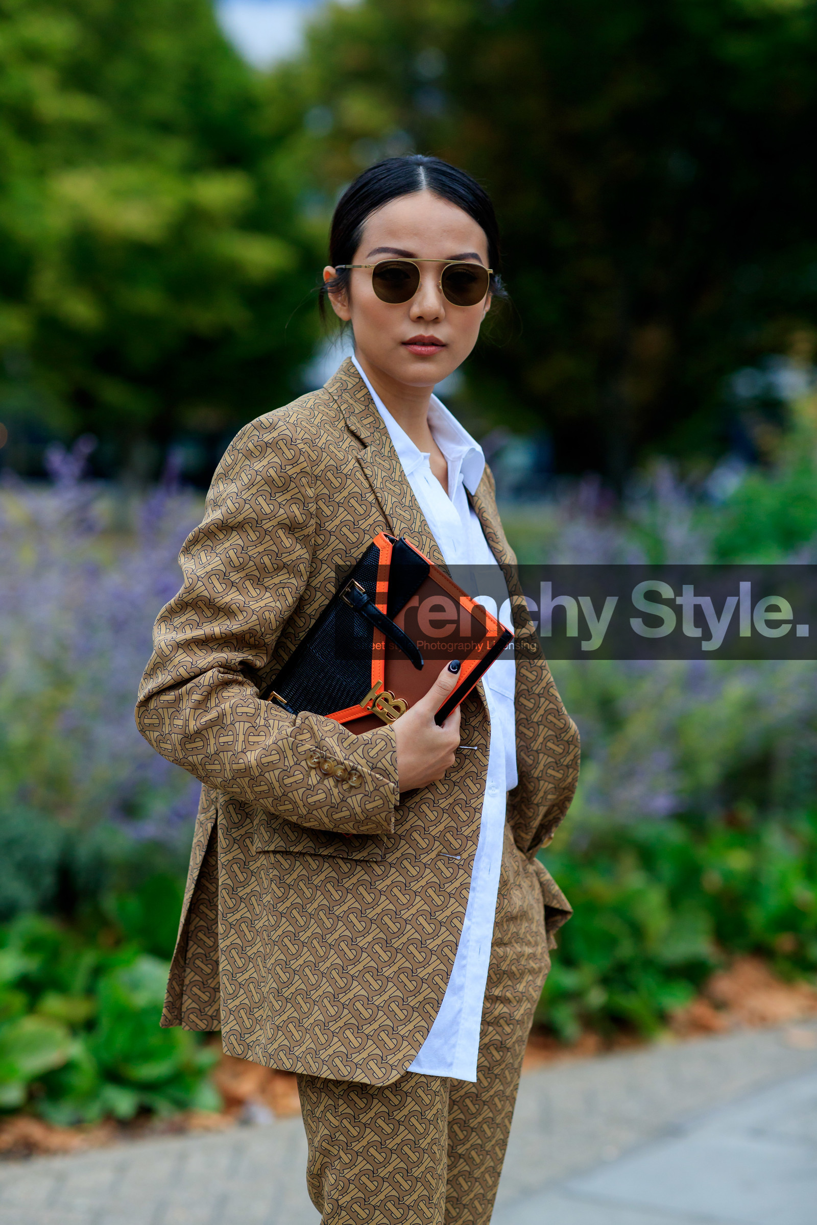 yoyo cao, burberry total look, burberry jacket, burberry pants, burberry bag, monogrammed jacket, monogrammed pants, logo all over, white shirt, beige jacket, beige pants, black leather bag, orange leather bag, burgundy leather bag, aviator sunglasses, metalic frame sunglasses, long shirt, beige suits, fashion week, frenchystyle, FW, jonathan paciullo, street style, vertical, detail, atmosphere details