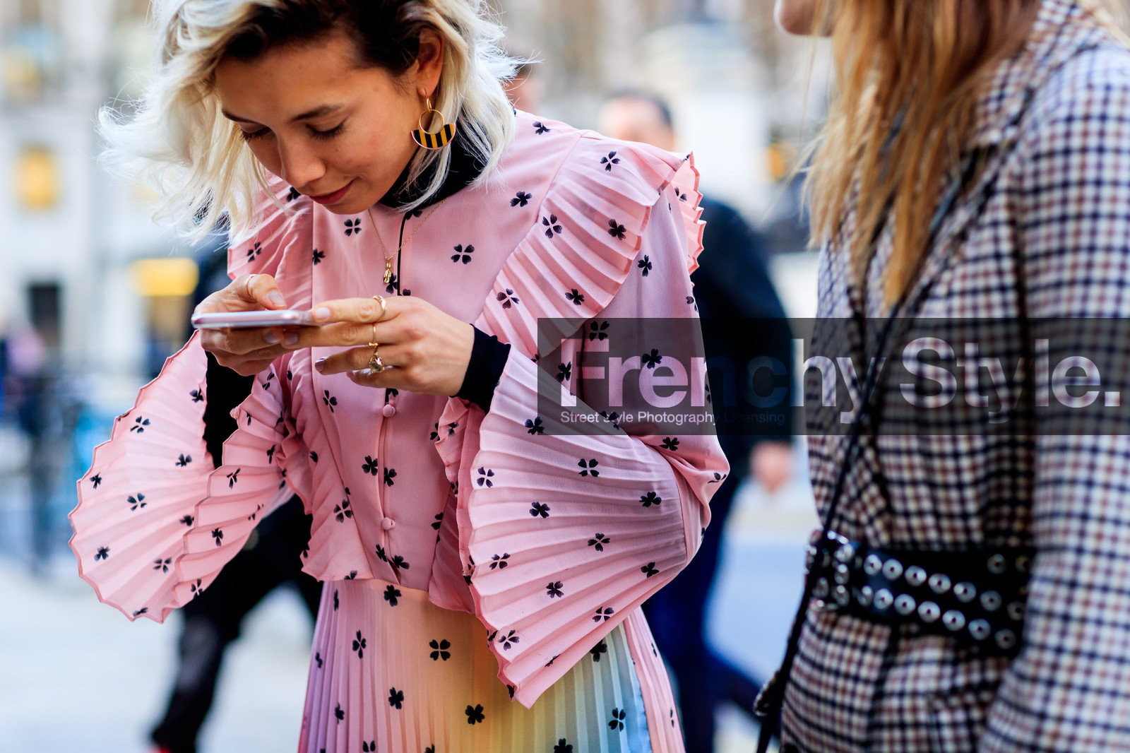 atmosphere details, AUTUMN WINTER 2017-2018, AW 17-18, detail, dyed hair, FALL WINTER 2017-2018, fashion week, frenchystyle, FW, FW 17-18, gucci, horizontal, jonathan paciullo, LFW, LONDON, multicolor dress, pink dress, pleated dress, pleats, printed dress, rainbow, street style